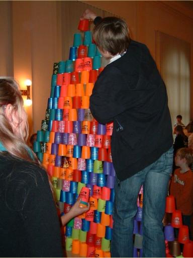 Toni Scheffler aus der Klasse 8a versucht sich an der Pyramidenspitze. Hoffentlich hat er eine ruhige Hand!