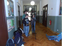 Das Filmteam beim Dreh auf dem Korridor.