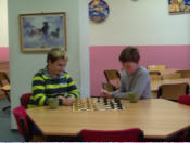 2 Kinder aus der 5. Klasse spielen zusammen Schach!
