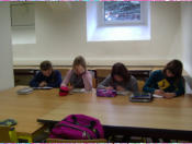 4 Schlerinnen machen im Hausaufgabenzimmer ihre Hausaufgaben!