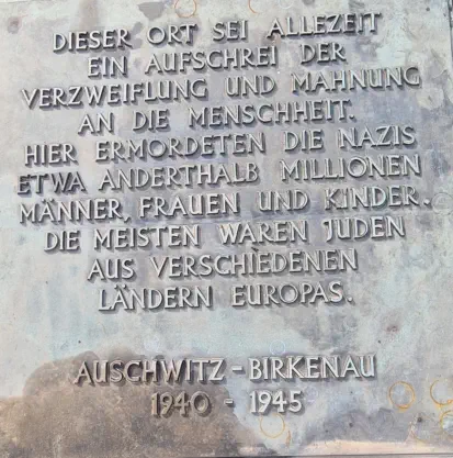 Erinnerungstafel bei den Überresten von Krematorium III in Birkenau
