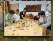 beim Basteln der "Klammerfrösche"