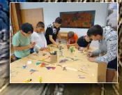 beim Basteln der "Klammerfrösche"