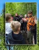 Jäger Tim erklärt den Umgang mit Köcher und Becherlupe