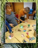 beim Basteln der "Klammerfrösche"