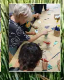 beim Basteln der "Klammerfrösche"