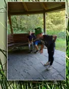 Riesengaudi in der "Schießbude": Menowin, Tim-Luca und Lean beim "Fliegenfang"