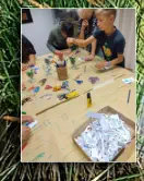 beim Basteln der "Klammerfrösche"