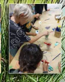 beim Basteln der "Klammerfrösche"