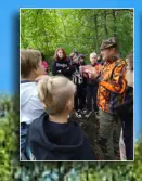 Jäger Tim erklärt den Umgang mit Köcher und Becherlupe