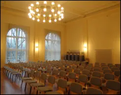 Unsere Aula bietet Platz für 180 Besucher.